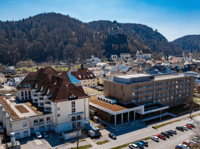Alt- und Neubau der VAMED Klinik Kipfenberg: Sicht von oben in hügeliger Umgebung